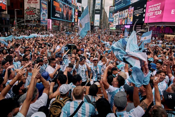 El espectacular banderazo de los hinchas argentinos en Nueva York antes del partido con Chile