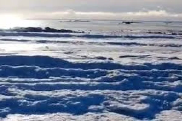 Extraño e impresionante fenómeno en la Patagonia:  se congeló el mar en Tierra del Fuego