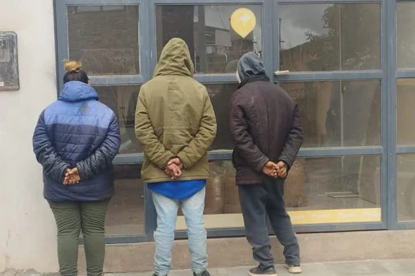 Tres detenidos por robar griferías en el barrio Los Olivares