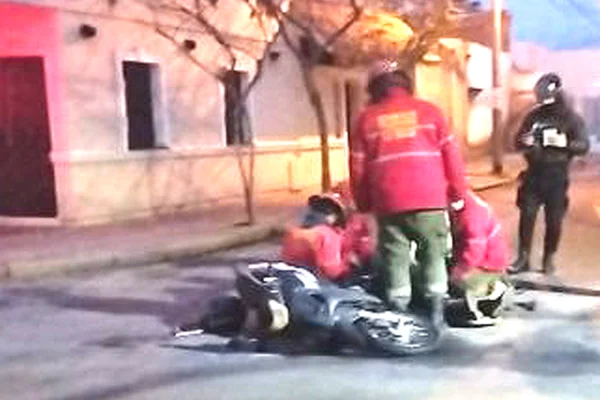 Una mujer sufrió heridas graves tras fuerte choque contra un auto