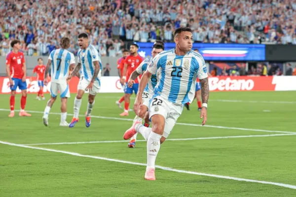 Argentina venció a Chile en el cierre y está en cuartos de final