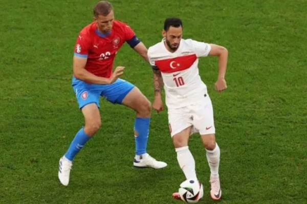 Turquía le ganó sobre el final a República Checa y lo eliminó de la Eurocopa