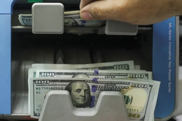 El dólar blue cerró la semana en $1.365