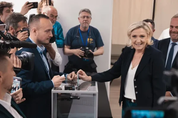 Francia: Partido de Le Pen derrota al de Macron en la primera vuelta legislativa