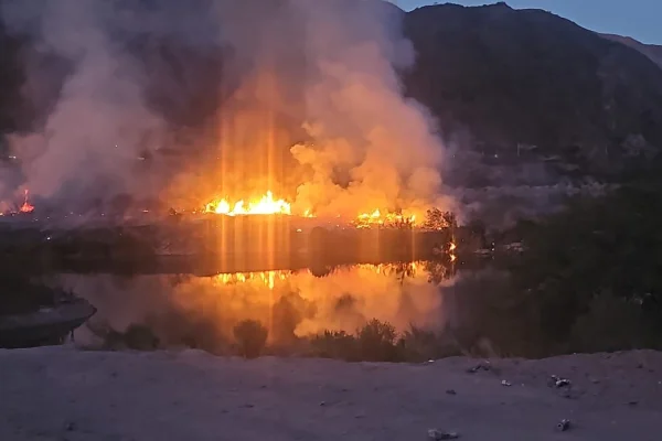 Bomberos controlan un incendio en el dique de Los sauces