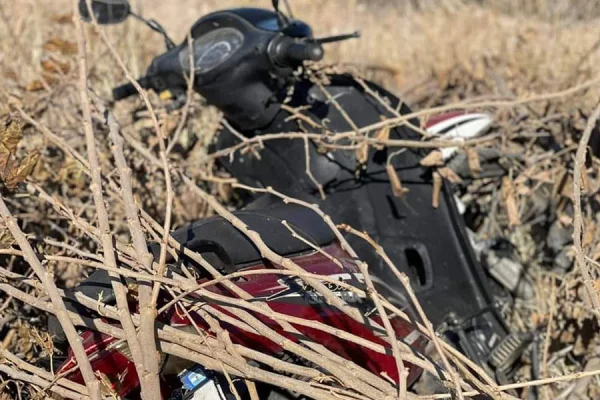 Escondida entre malezas, vecinos encontraron una moto robada y dieron aviso a la Policia