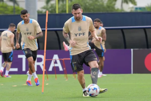 Messi entrenó antes de viajar a Houston, pero Scaloni mantiene la idea de que vaya al banco ante Ecuador