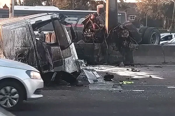 Impactante: Un camión volcó en la Panamericana y quedó partido en dos