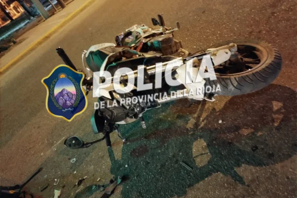 Motociclista herido tras colisionar la parte trasera de un automóvil que esperaba paso del semáforo