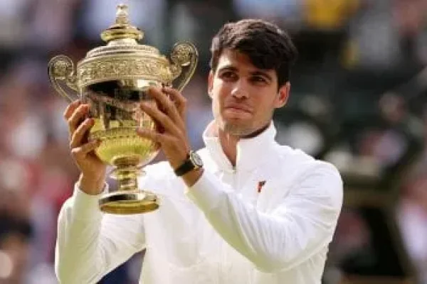 Carlos Alcaraz barrió en sets corridos Novak Djokovic y se consagró bicampeón de Wimbledon