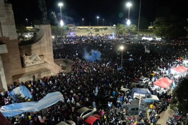 Locura en Rosario por Argentina campeón: las fotos de los festejos de madrugada en el Monumento