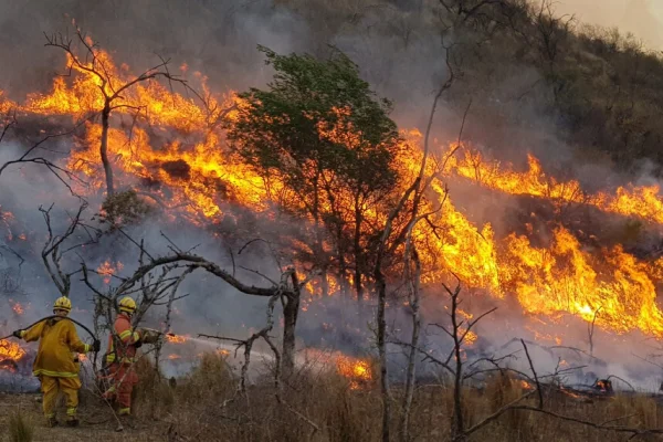 Está descontrolado el incendio forestal en Traslasierra y el fuego pasó a Calamuchita