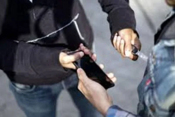 Chilecito: una persona recibió una puñalada tras forcejear con tres ladrones que intentaban robarle el celular