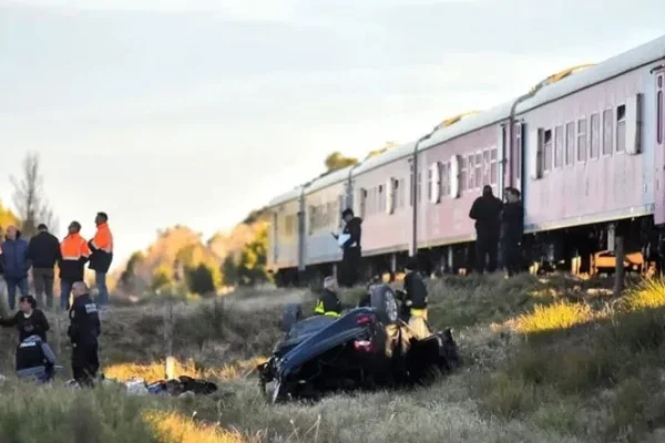 Tragedia: un tren arrolló a un auto en un paso a nivel y murió una nena de 10 años
