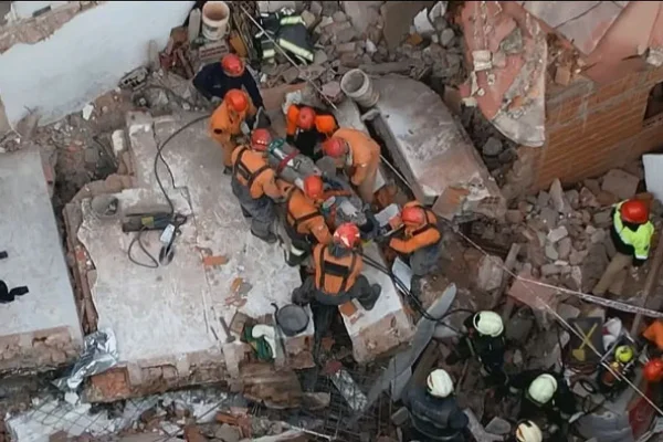 Derrumbe en Belgrano: rescataron a un obrero atrapado entre los escombros