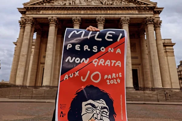 Aparecieron afiches contra Javier Milei en París en el marco de su visita a Francia