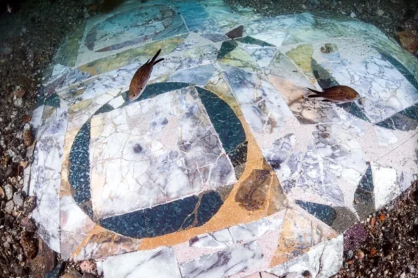 Hallan un impresionante mosaico romano sumergido en el mar frente a Nápoles