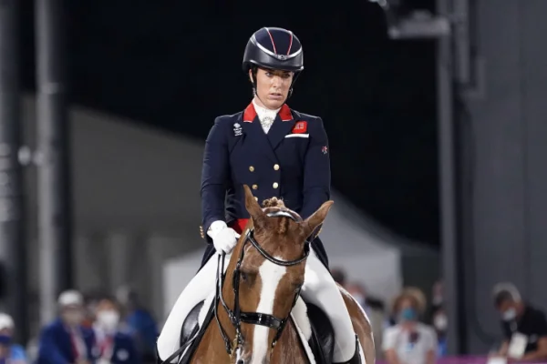 Una jinete británica, triple campeona olímpica, fuera de los Juegos por maltrato a un caballo