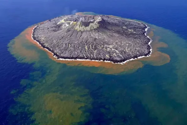 Científicos vigilan el crecimiento imparable de una isla volcánica japonesa que lleva más de 10 años expulsando lava y cenizas