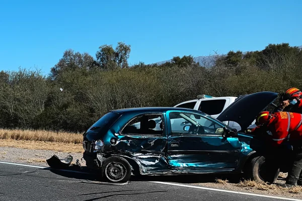 Fuerte choque entre dos autos en Talamuyuna