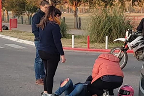 Motociclista herida tras un siniestro vial