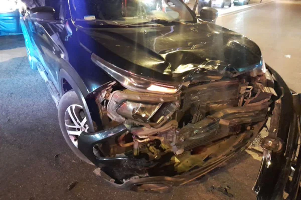 Chocó contra una camioneta y sufrió múltiples heridas