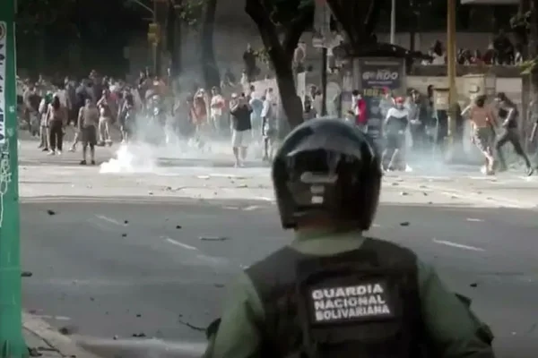 Caracas: Al menos dos muertos durante las protestas contra el fraude de Nicolás Maduro en Venezuela