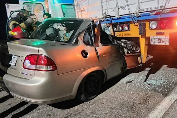 Chocó contra un camión estacionado y murió su acompañante