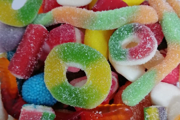 La Anmat prohibió la venta de varias marcas de gomitas de gelatina y golosinas