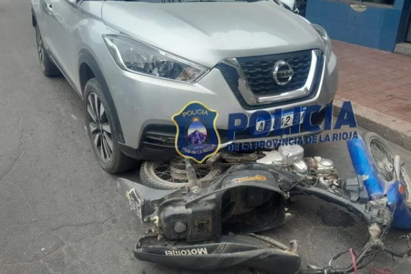 Una mujer herida tras un choque entre una motocicleta y un auto