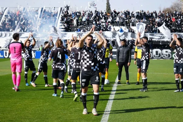 Gimnasia de Mendoza se hizo fuerte de local y quedó a uno de la punta