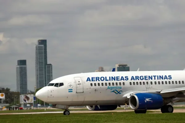 Demoras y cancelaciones en Ezeiza y Aeroparque por una falla en el sistema informático