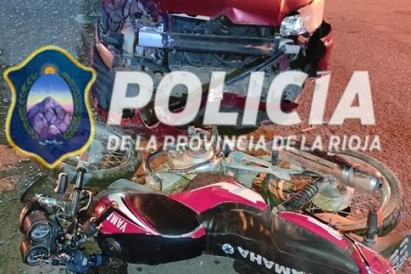 Dos mujeres heridas en un fuerte choque entre auto y moto