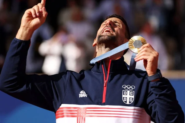 Novak Djokovic le ganó a Carlos Alcaraz y logró su primera medalla de oro