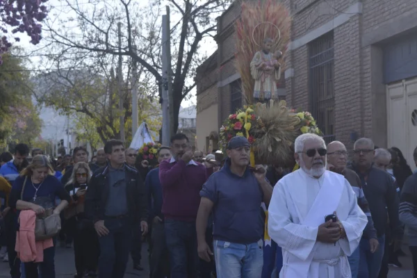 Feligreses peregrinan por el pan y el trabajo