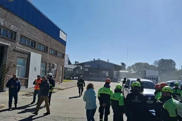 Tragedia en Rosario: un avioneta se estrelló en una planta industrial y el piloto murió