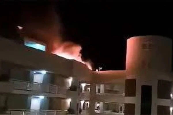 Un helicóptero cayó sobre el techo de un hotel en Australia y evacuaron a los huéspedes