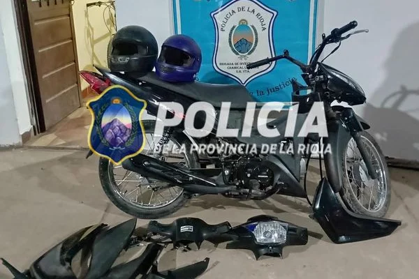 Llegó a su casa con una moto robada y su mamá la entregó a la Policia