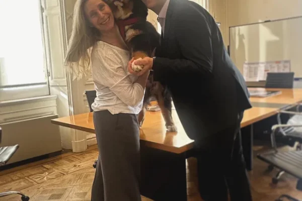 Adorni y Karina Milei presentaron a Thor, un perro que estará en la Casa Rosada