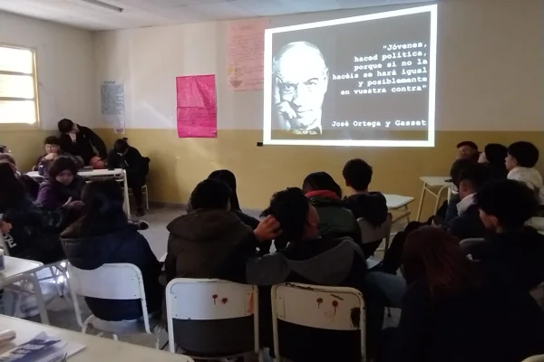 Jóvenes de Tama y Punta de Los Llanos hablaron de política