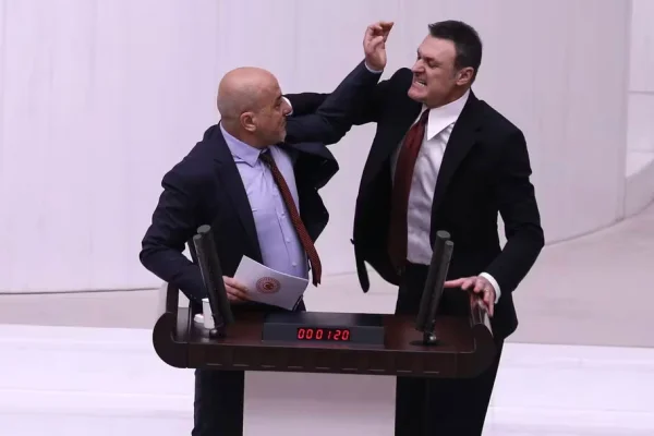 Golpes en el Parlamento de Turquía: el debate sobre un ex diputado preso terminó en una pelea a puños