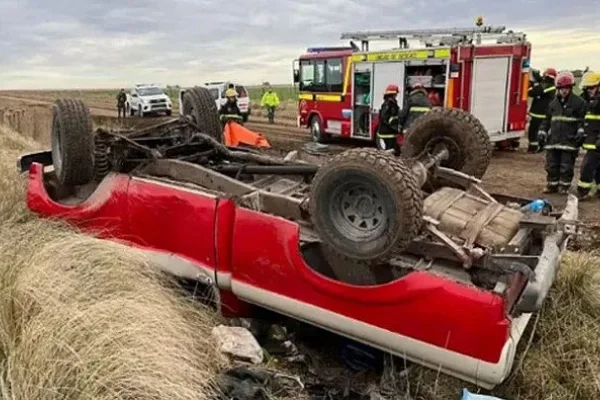 Volcó en medio del campo: él conductor salió ileso, el acompañante quedó atrapado una noche entera en la camioneta y murió