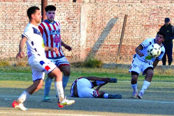 Estudiantes amargó a Vélez en la agonía del partido