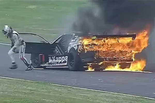 Se incendió el auto de Mazzacane en plena carrera del Turismo Carretera