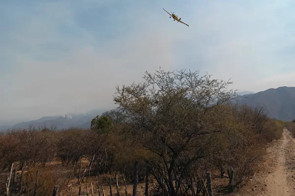 No hallan el avión que combatía el incendio en el cerro