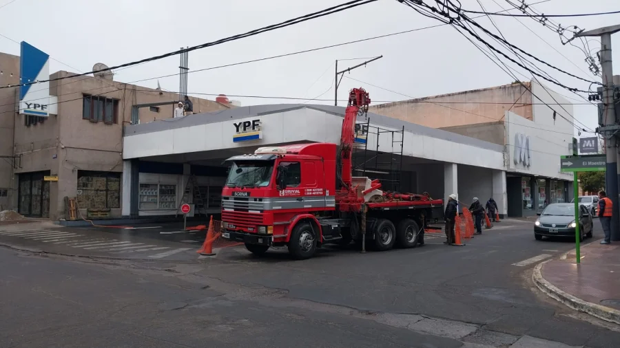 Este miércoles, comenzaron a desmantelar la histórica estación YPF de Chilecito