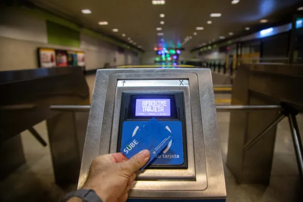 El subte se podrá pagar con celulares, tarjetas de crédito y débito