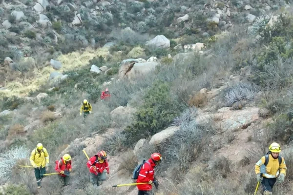 Se reavivan focos del incendio en el cerro