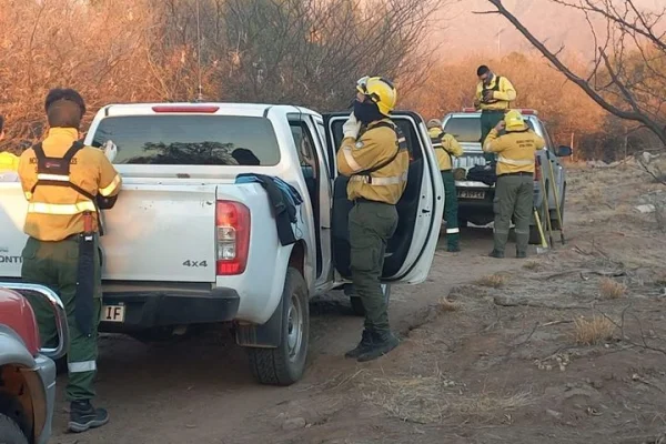 Tres dotaciones de Bomberos siguen luchando contra el fuego  en el Cordón del Velasco