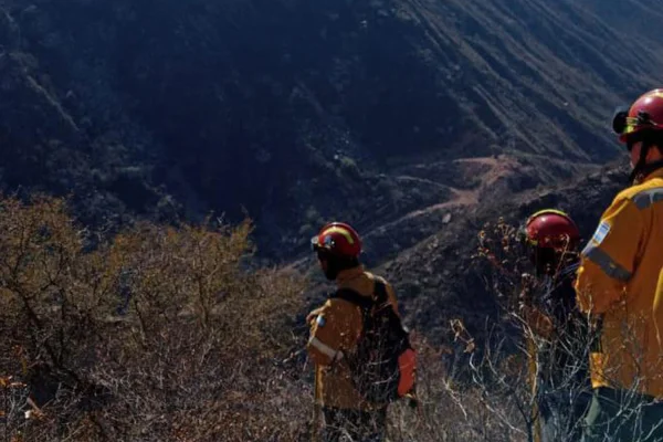 Continúa la lucha para combatir el fuego en el Cordón del Velasco